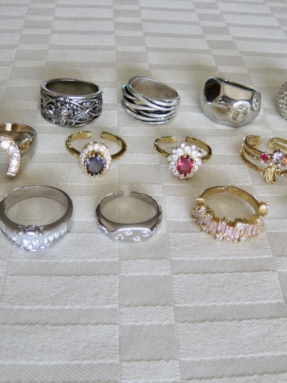 Mix Lot of Silver Tone & Gold Tone Rings. Some New, Some Used & Good.